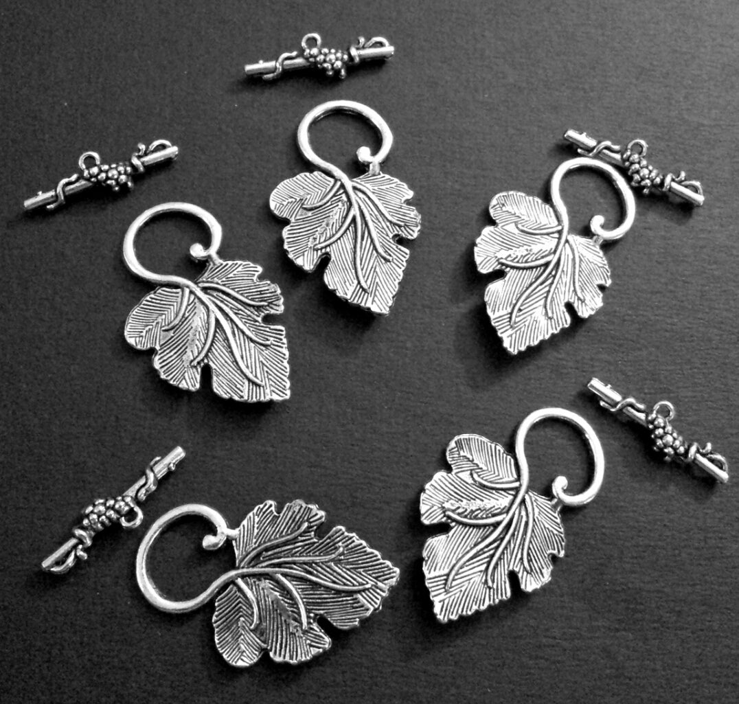 ESC-TC64: Antique Silver Grape Leaf Toggles: Leaf: 37x23mm/Bar: 25x8mm