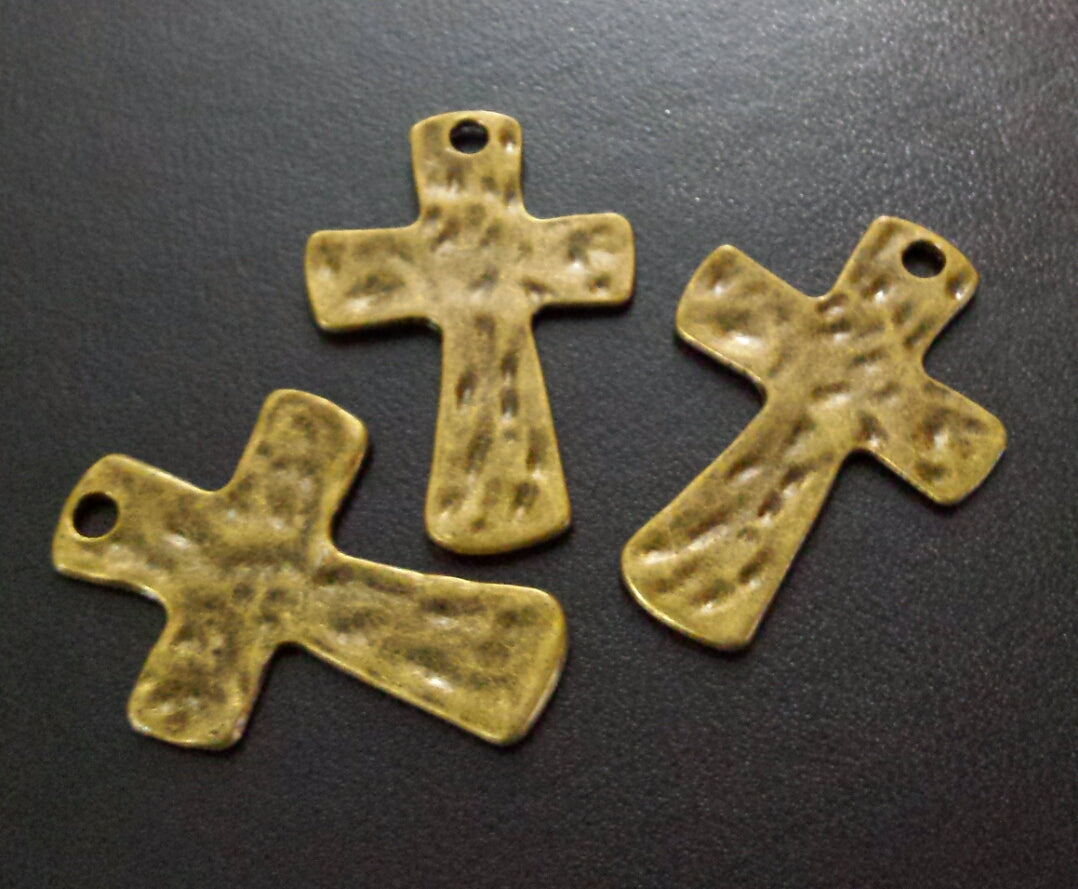 ESC-CR52: Antique Brass Hammered Cross Pendants: 44x30mm