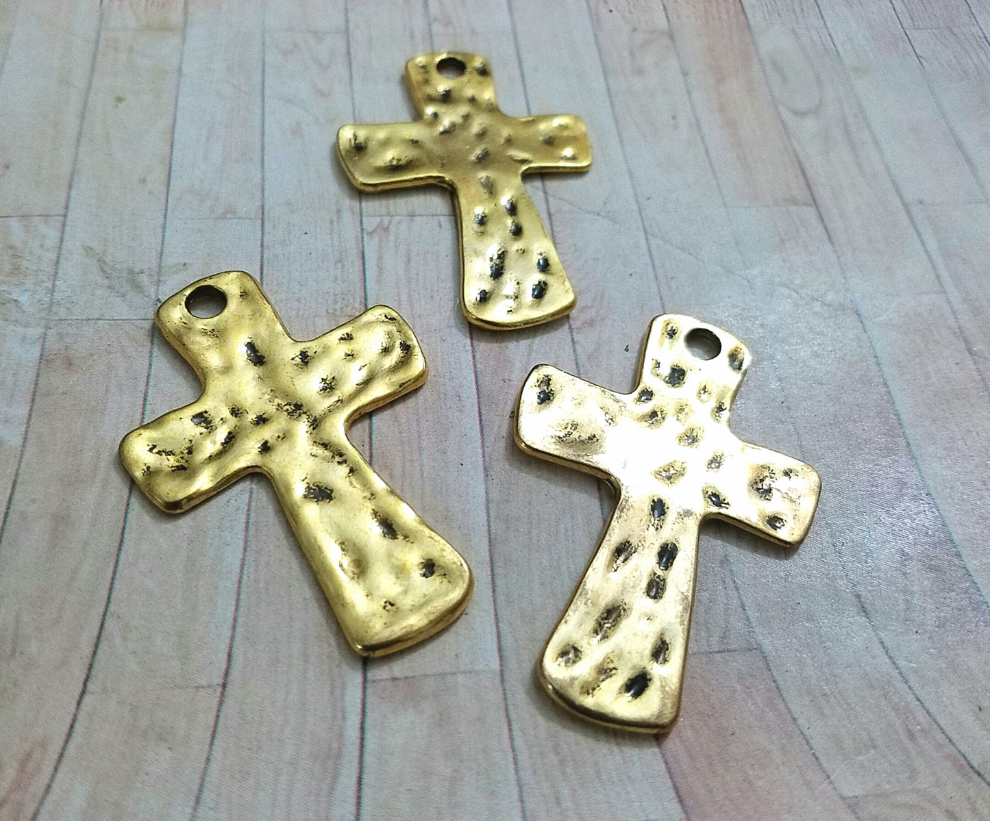 ESC-CR54: Antique Gold Hammered Cross Pendants: 44x30mm