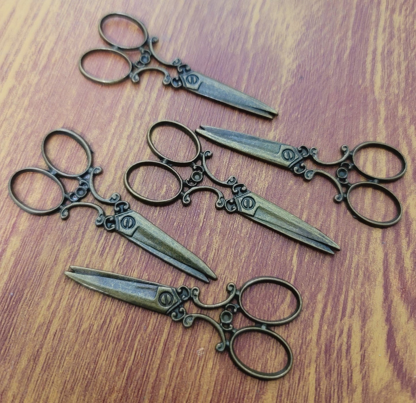 ESC-HT55: Antique Brass Ex. Large Scissors Pendants: 58x24mm