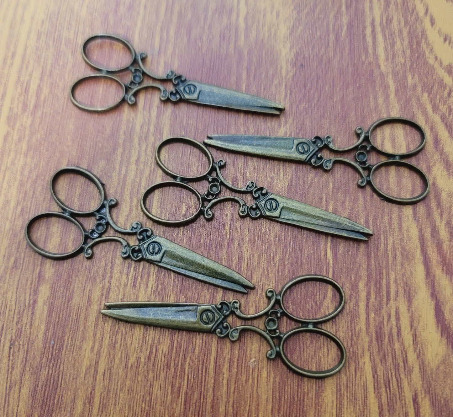 ESC-HT55: Antique Brass Ex. Large Scissors Pendants: 58x24mm