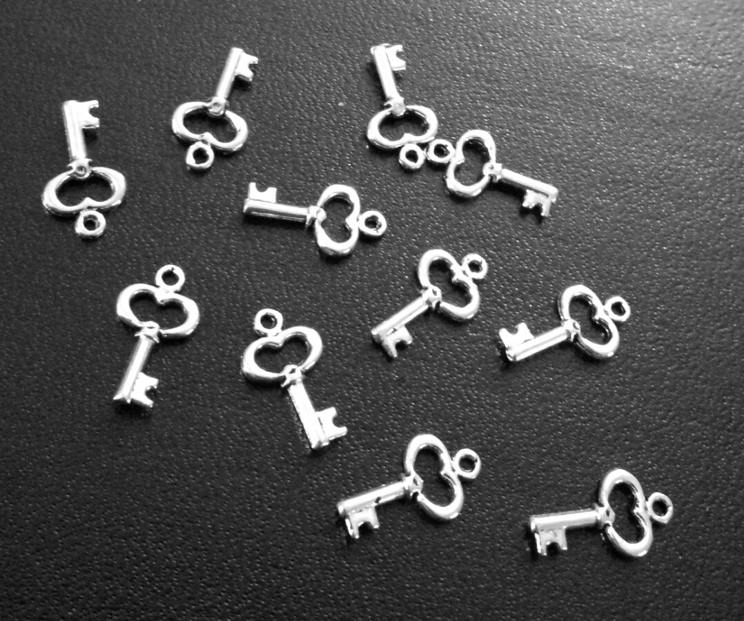 ESC-HT26: Antique Silver Key Charms: 14mm: [10pcs]