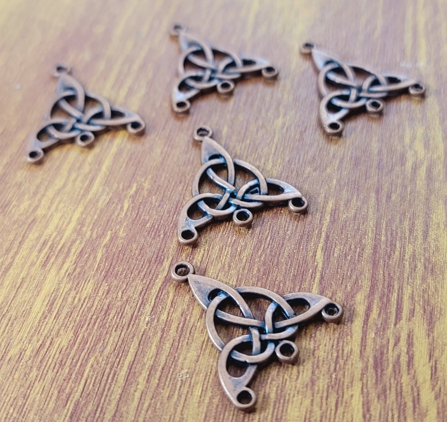 ESC-CH27: Antique Copper Triquetra Pendant/Earring Settings: 27x24mm [4pcs]