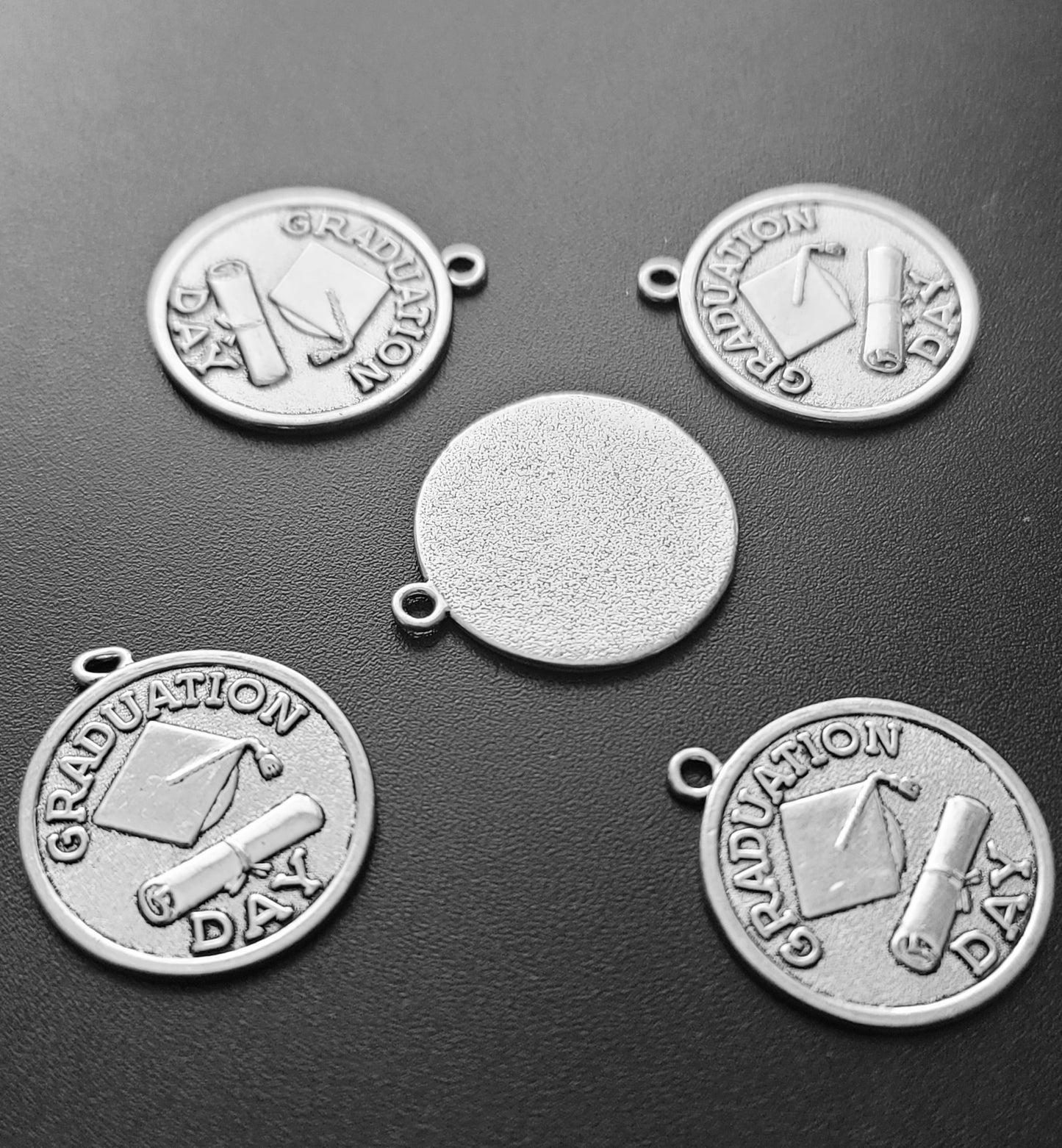 ESC-SA52: Antique Silver Graduation Day Coin: 22x25mm: [5pcs]