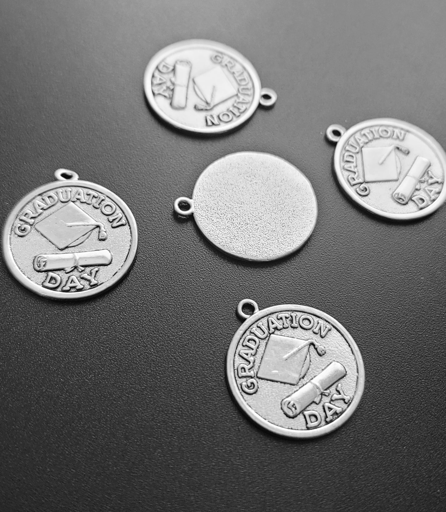 ESC-SA52: Antique Silver Graduation Day Coin: 22x25mm: [5pcs]