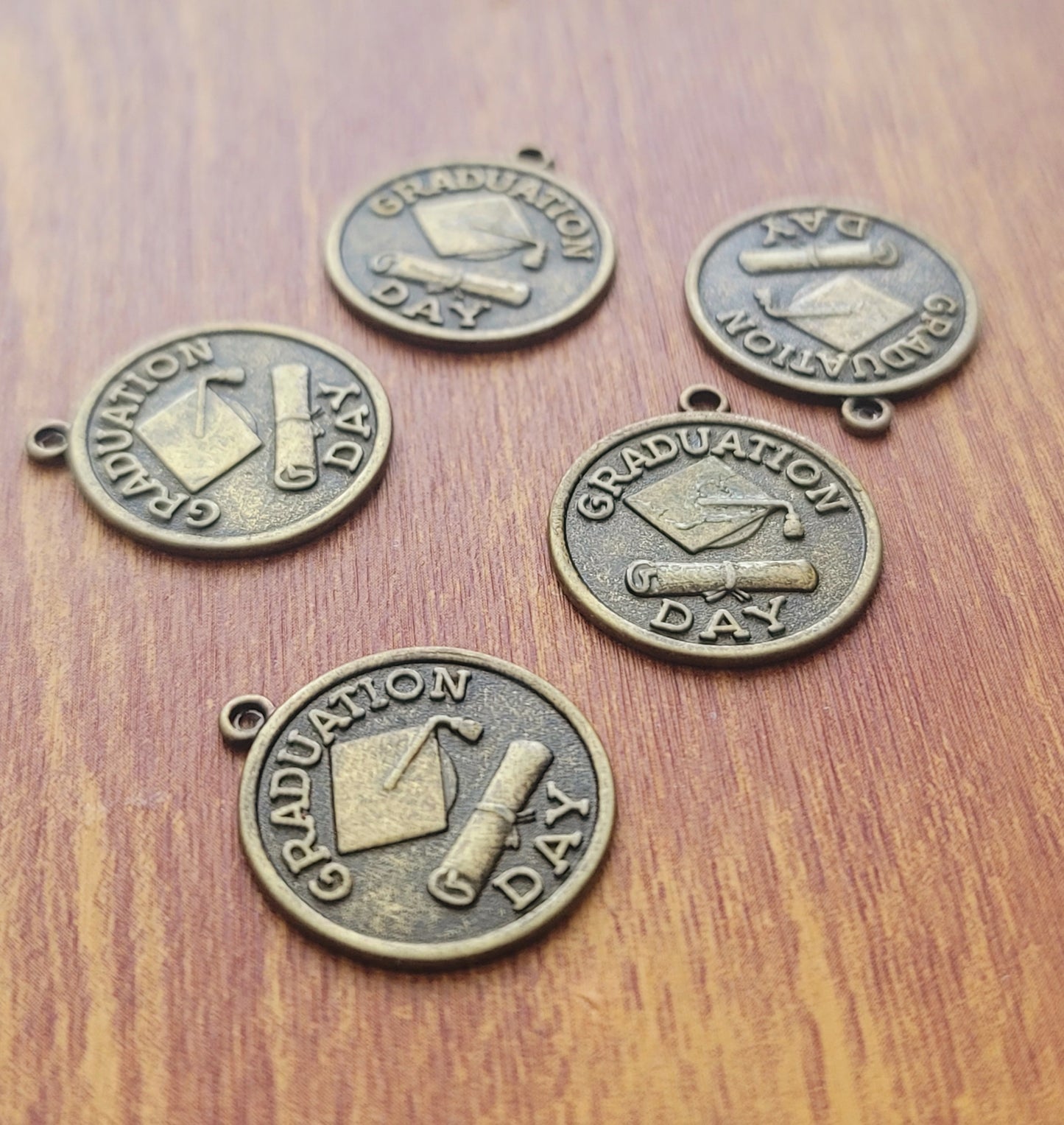 ESC-SA50: Antique Brass Graduation Day Coin: 22x25mm: [5pcs]