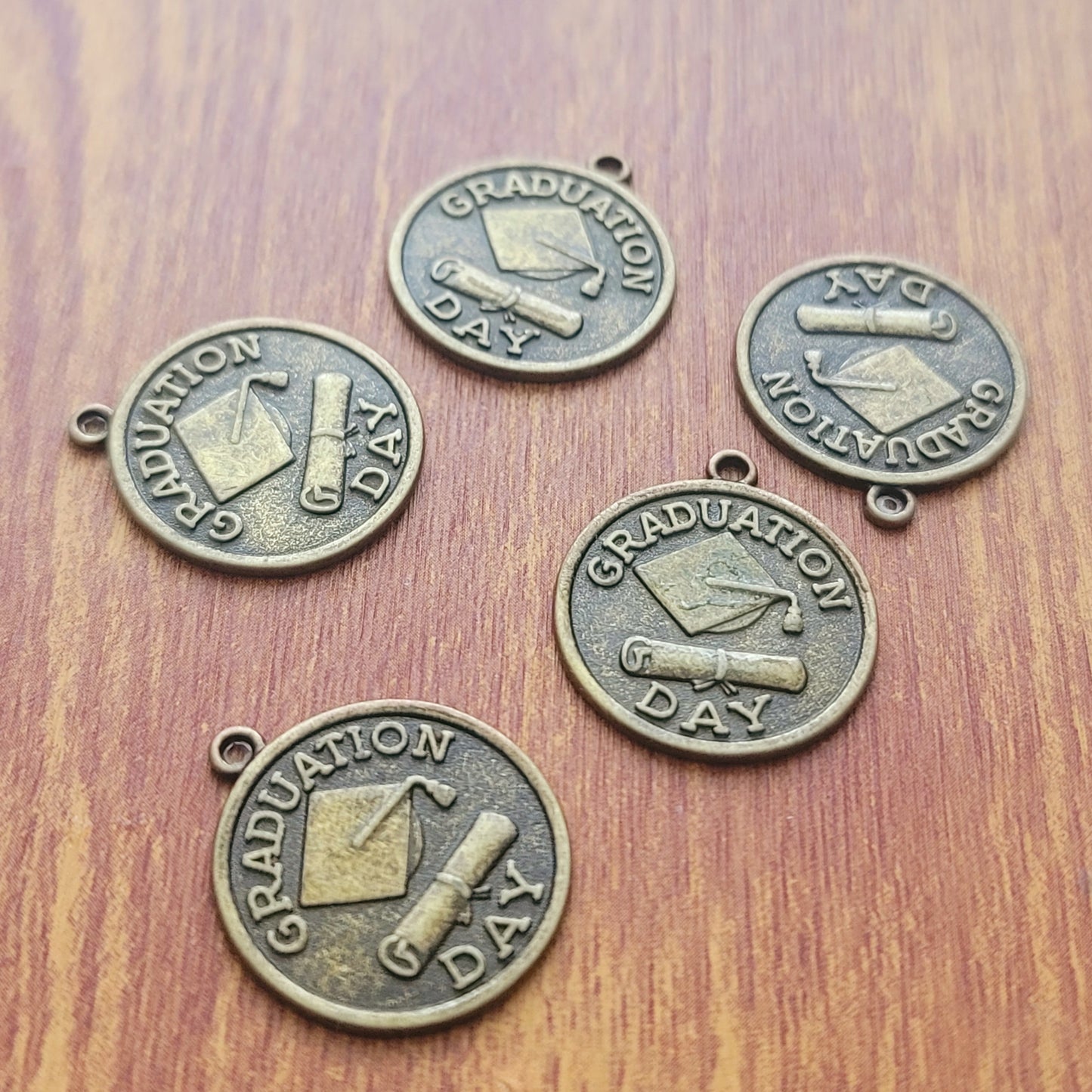 ESC-SA50: Antique Brass Graduation Day Coin: 22x25mm: [5pcs]