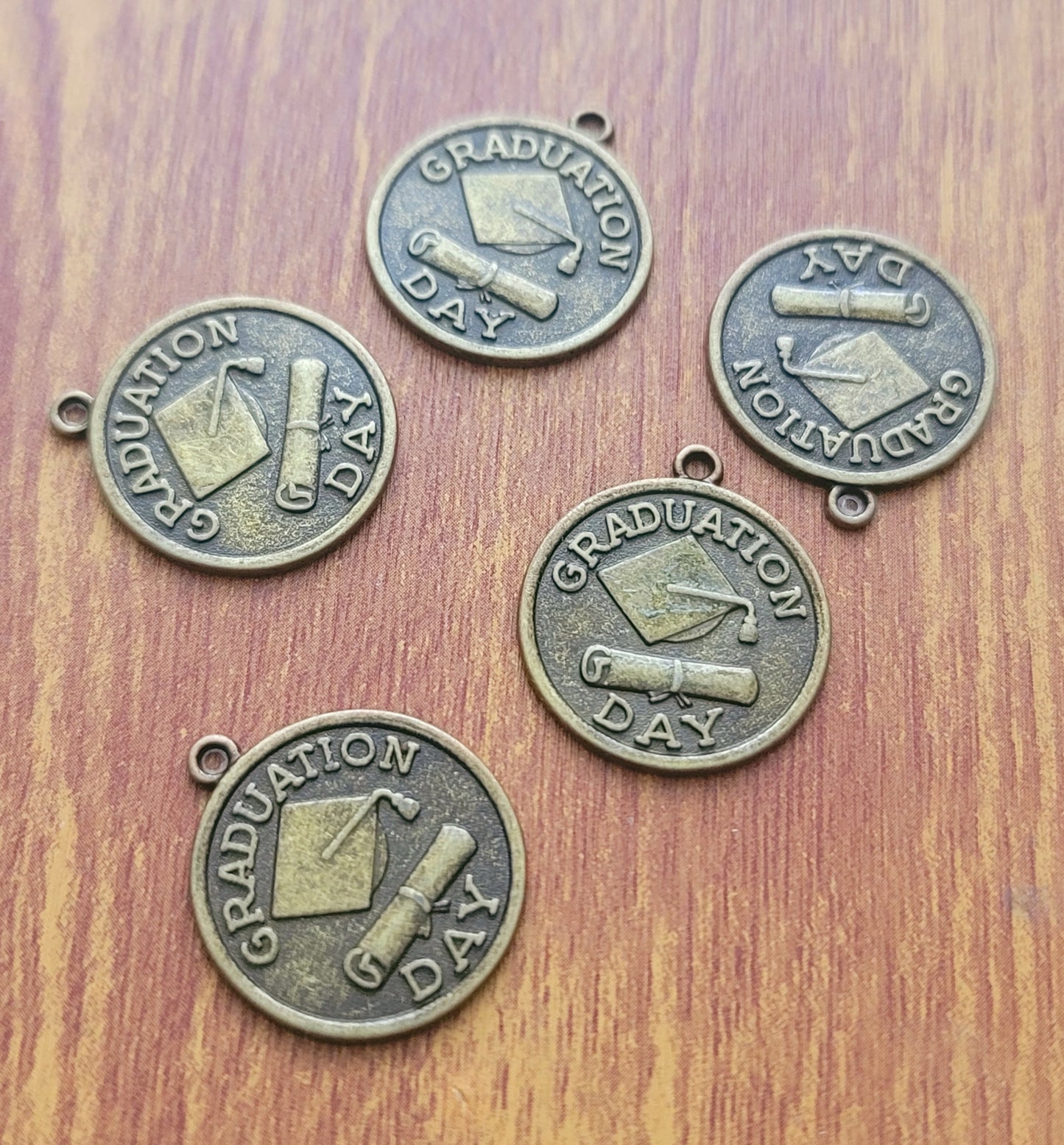 ESC-SA50: Antique Brass Graduation Day Coin: 22x25mm: [5pcs]