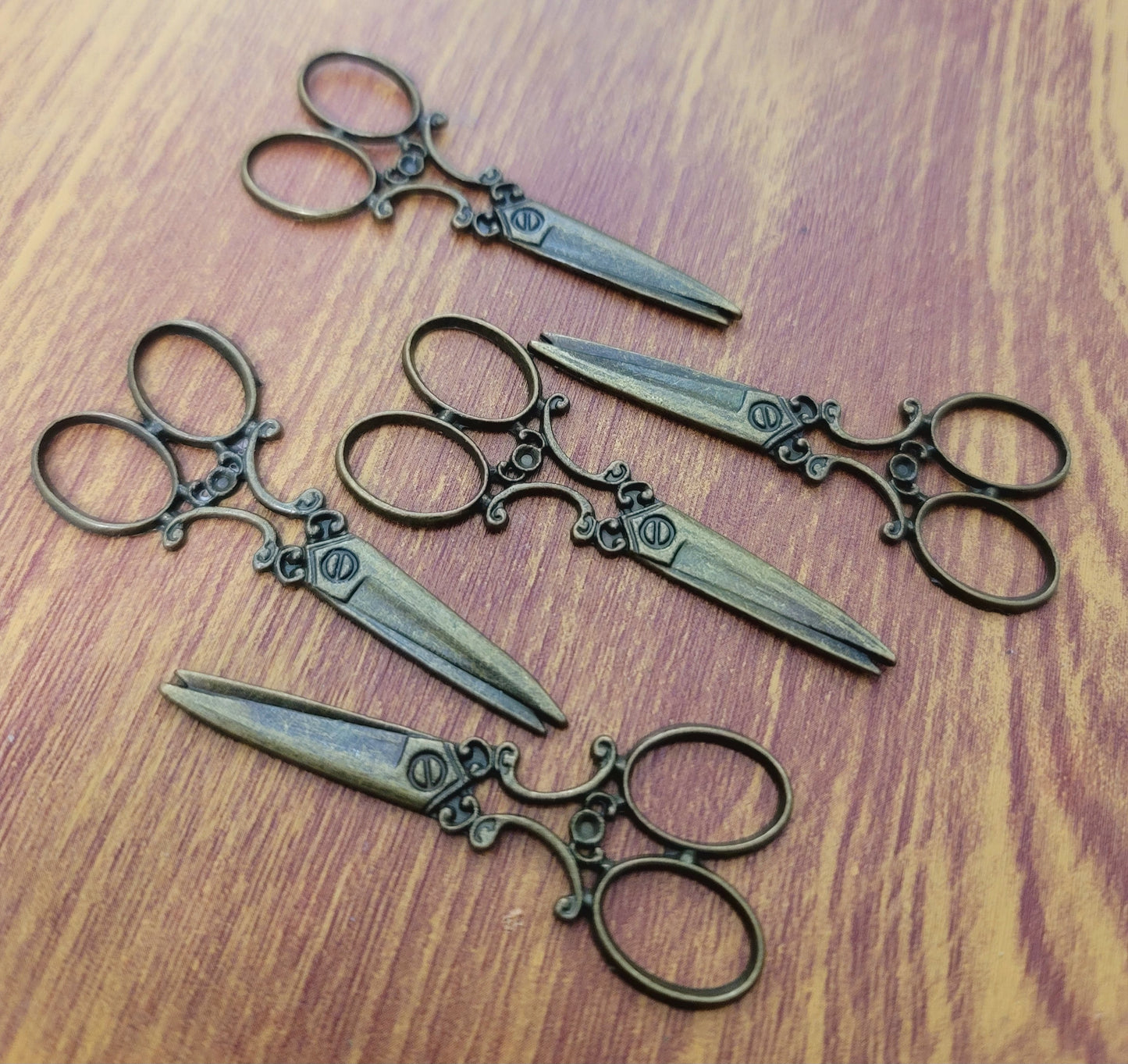 ESC-HT55: Antique Brass Ex. Large Scissors Pendants: 58x24mm