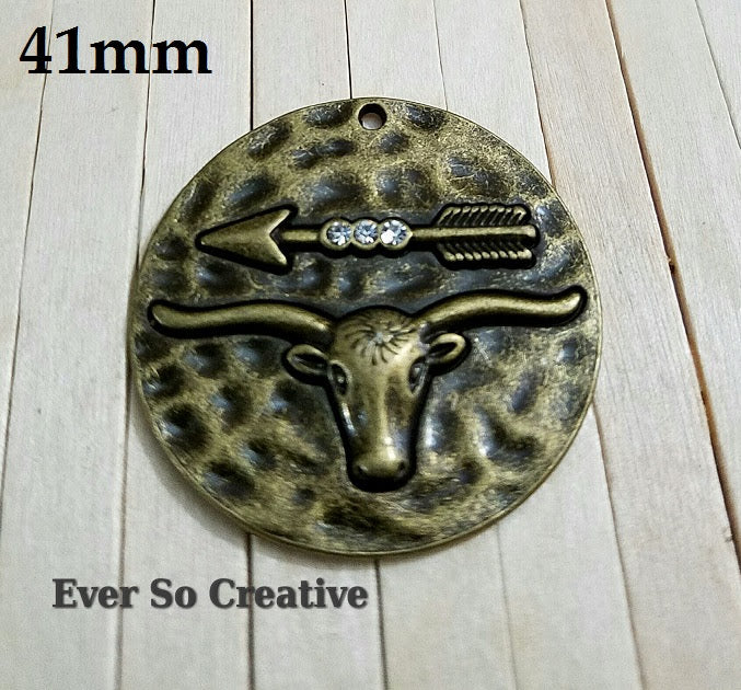 ESC-WC17: Antique Brass Cow/Arrow Round Pendant: 41mm