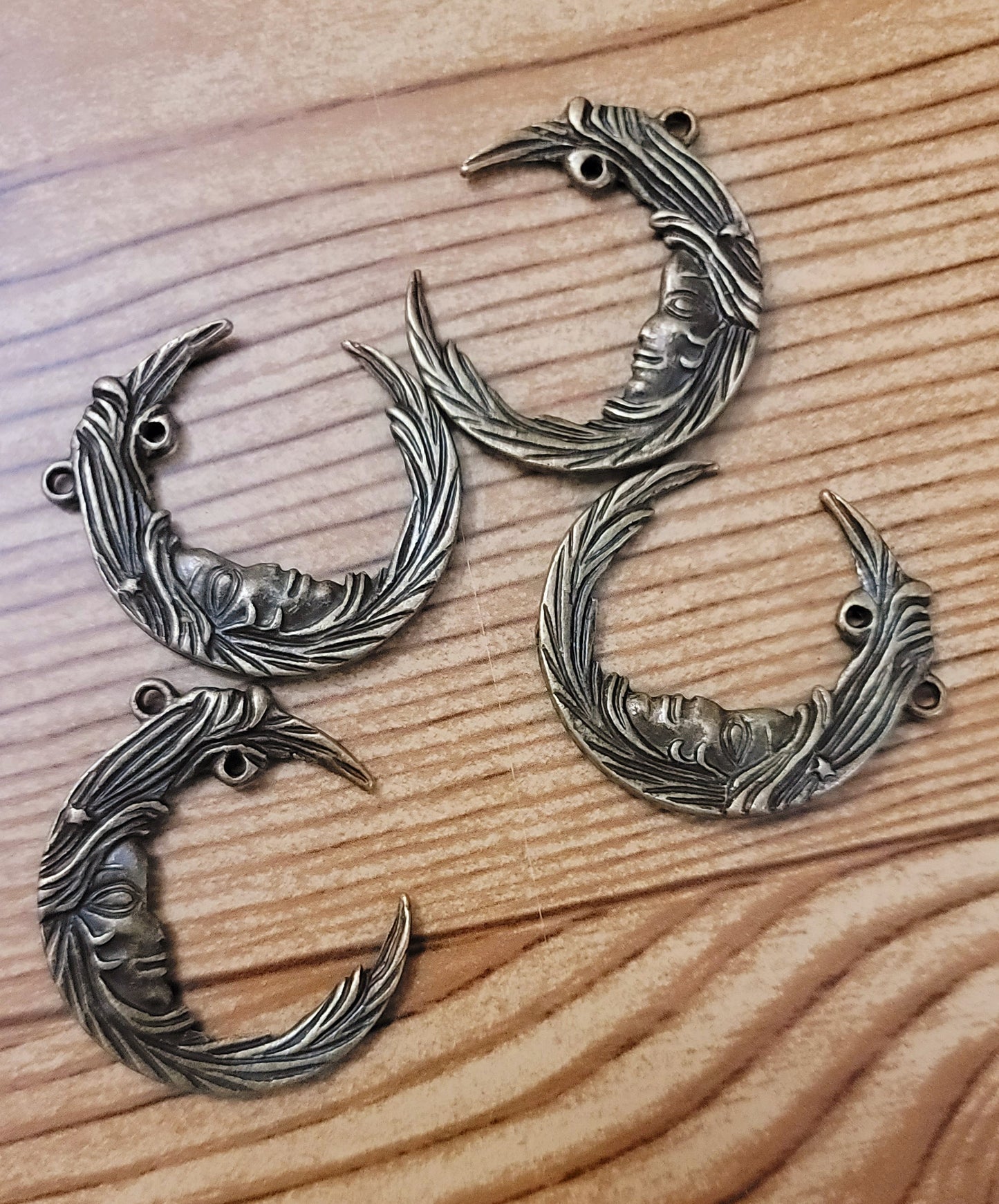 ESC-MM59: Antique Brass Crescent Moon Pendant: 33x37mm (3pcs)